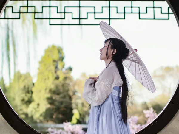 胶片质感画面，呼应影视内容的叙事氛围